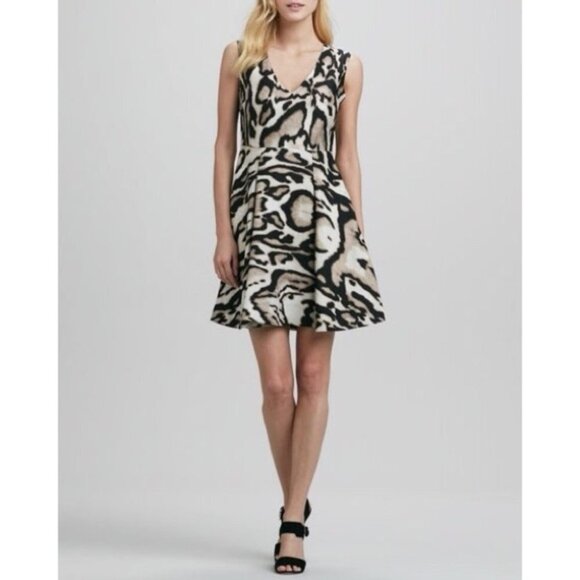 Diane von Furstenberg Animal Print Sleeveless V-neck Fit and Flare Dress  Size 2 - Picture 1 of 8